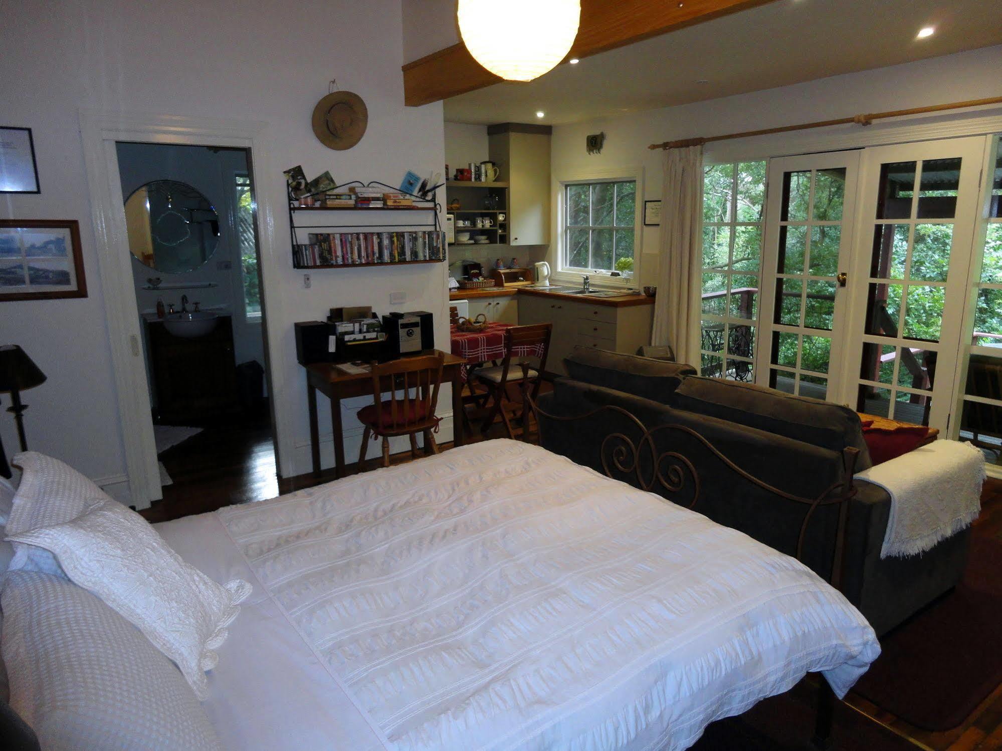 Stone'S Throw Cottage Bed And Breakfast Belgrave Exterior foto